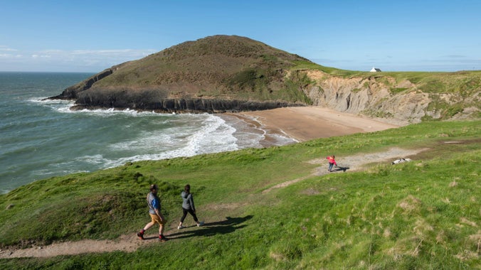Cerddwyr ar y llwybr arfordirol ger traeth Mwnt, Ceredigion, Cymru